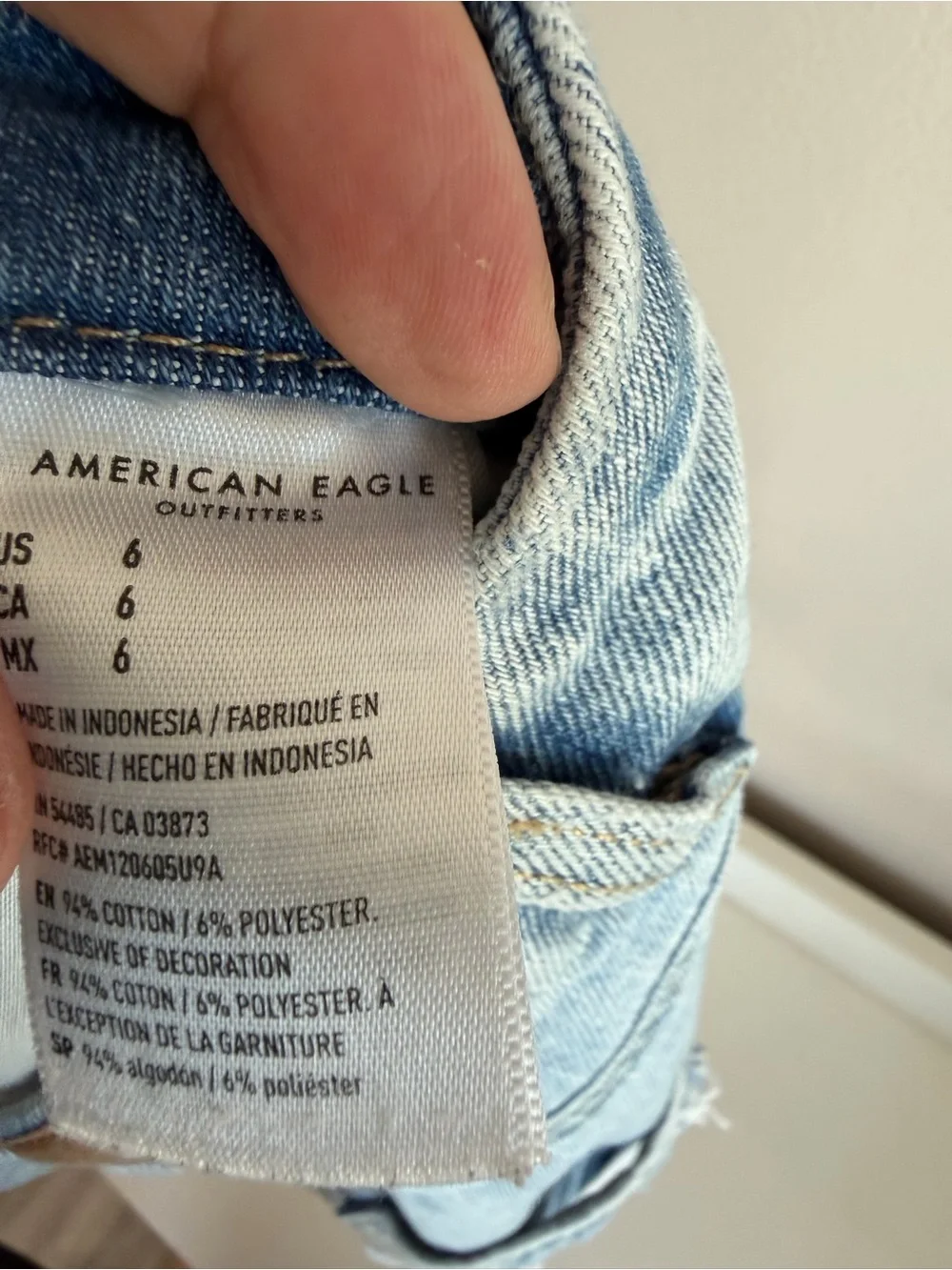 American Eagle Curvy Mom Shorts Light Wash Distressed Denim Size 6
